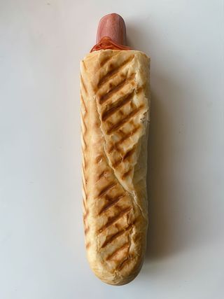 Хот-дог Французький з курячою ковбаскою 