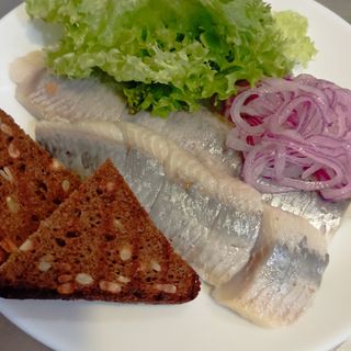 Закуска з оселедцем,грінками та маринованою цибулею