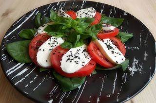 Салат Капрезе (200г)