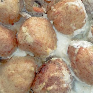 Мітболи курячі в вершково-грибному соусі