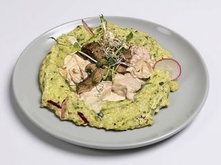 Філе молодого курчати на вершковому коврі та товченою бульбою(250г)