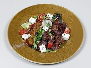 Салат з курячої печінки та карамелізованою грушею (300г)