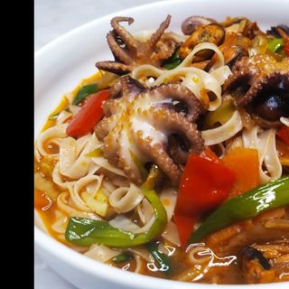 Удон з морепродуктами  і восьминогом  по азійськи