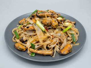 Удон з мідіями по тайськи (320г)