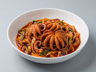  Удон з восьминогами та овочами