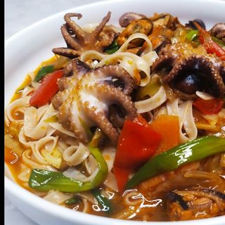 Удон з морепродуктами  і восьминогом  по азійськи