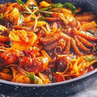 Удон з восьминогами та овочами