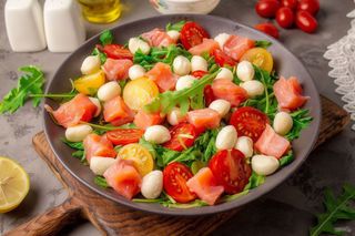 Салат з лососем і авокадо