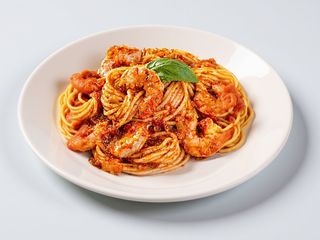 Удон з креветками та гострим соусом шрирача