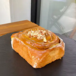 Сінабон з солоною карамелью
