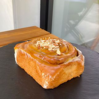 Сінабон з солоною карамелью