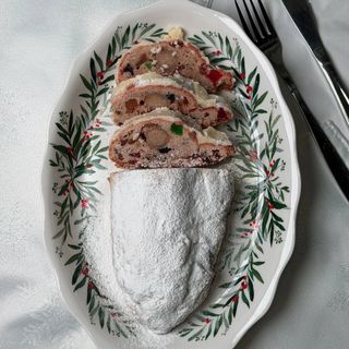 Сирний штолен з марципаном