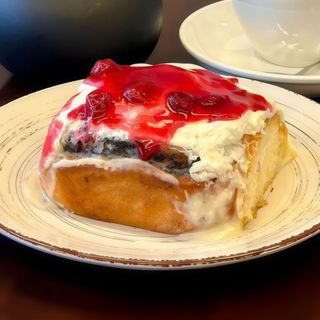 Сінабон з маком та вишнями та вершковим соусом