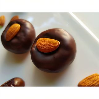 Фінік з мигдалем у шоколаді (1 шт)