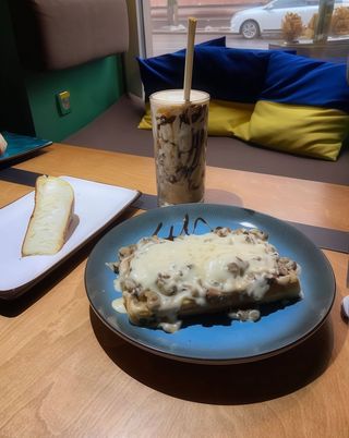 Комбо меню №1: (Вафля Жульєн + Snickers капучино + Баскський чізкейк)