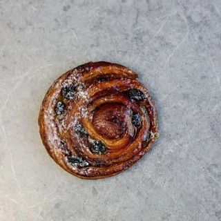 Равлик з родзинками та кремом