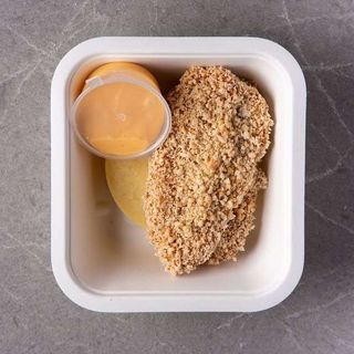 Шніцель курячий із картопляним пюре і чилі-майонезом (320 гр)