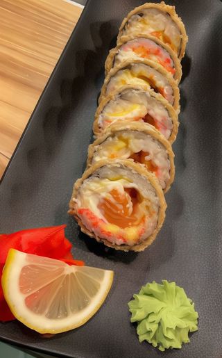 Гарячий рол з лососем (220г)