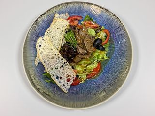 Теплий салат з телятиною (220г)