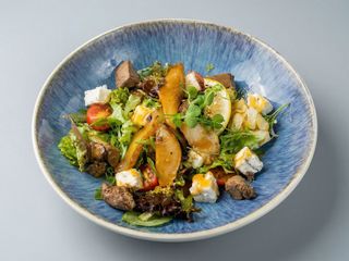 Салат з карамелізованою грушею та курячою печінкою (240г)