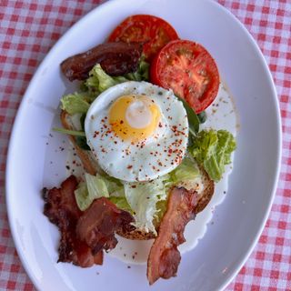 Сніданок зі смаженим яйцем та беконом