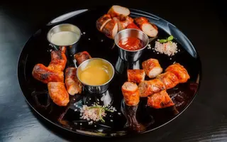 Грильовані ковбаски з соусами (530г)
