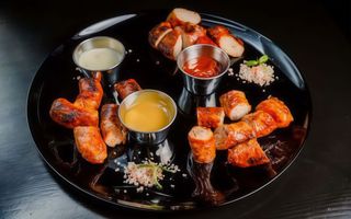 Грильовані ковбаски з соусами (530г)