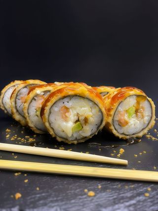 Горячий рол з лососем і вугрем