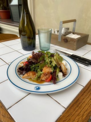 Салат з хрусткою куркою та медово-гірчичною заправкою (250г)