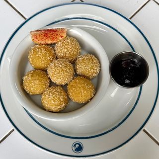 Моцарела фрі з ягідним соусом
