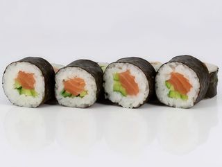 Макі рол з копченим лососем (145г)