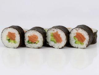 Макі рол з слабо-соленим лососем (145г)