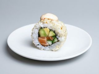 Рол Каліфорнія з лососем в кунжуті (8шт/212г)