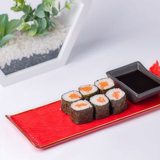 Рол Макі лосось