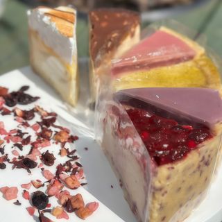 Чіз-кейк фруктово-ягідний в асортименті