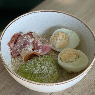 Вівсяна каша з яйцем та авокадо