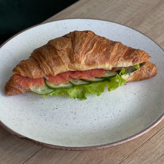 Круасан з червоною рибою