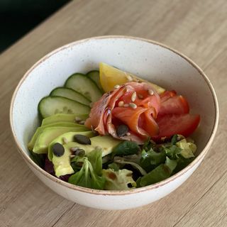 Боул з червоною рибою і авокадо