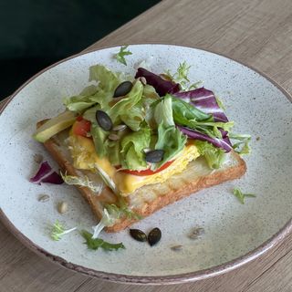 Тост з омлетом та салатом (180г)