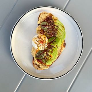 Тост з хумусом та авокадо 