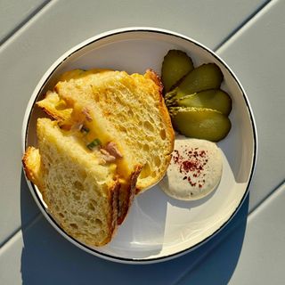 Сирний мелт з тунцем