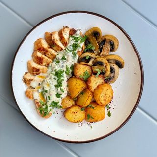 Курочка з картоплею та грибами