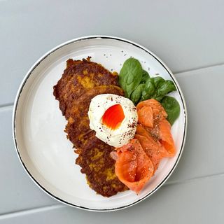 Оладки гарбузові з лососем