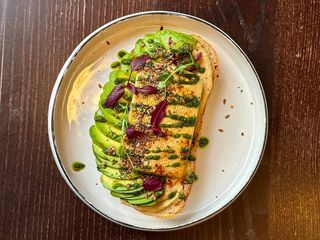 Тост з хумусом та сиром тофу