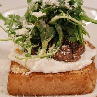 Трюфельний тартар із телятини з крем-сиром на тості з бріоші (180 г)