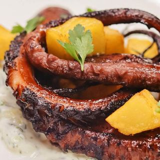 Щупальця гіганського кальмара з дзадзикі та картоплею (280 г)