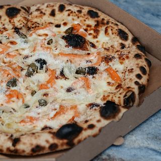 Піца з лососем 