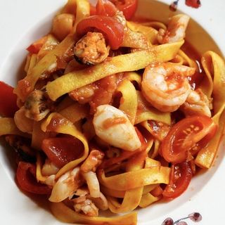 Фетучіні з морепродуктами та неполітанськими томатами (270 г)