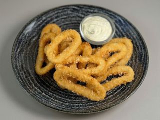 Хрусткі кільця  кальмарів з соусом Тар-тар (200 г)