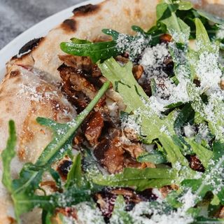 Піца з качкою та вишнею